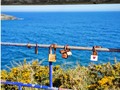 A #Santander también ha llegado la romántica tradición de los candados en las verjas. Se dice que la tradición comenzó en París en el Puente de las Artes en la década de 2000, cuando las parejas comenzaron a colocar candados en la barandilla del puente como símbolo de su amor eterno.  La idea era que la pareja escribiera sus nombres en el candado, lo cerrara en la barandilla del puente y luego arrojara la llave al río como un gesto simbólico de que su amor era indestructible.  Con el tiempo, la tradición se extendió a otros puentes de París y luego a otras ciudades del mundo. Sin embargo, en algunos lugares, los candados han sido retirados debido al daño que causan a las estructuras de los puentes, por exceso de peso. . . . . . #candado #amor #mataleñas #turismosdr #cantabria #cantabriainfinita #addicted_to_cantabria #igerscantabria #senda #sendademataleñas