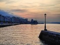 No me canso de ver #amanecer en la #BahiadeSantander. Cada mañana, podemos disfrutar gratis del espectáculo de luces y sombras con el que nos deleita la naturaleza. Desde el Palacete del Embarcadero, tenemos la mejor vista del Paseo de Pereda, junto al embarcadero de @losreginas y a la famosa farola del mar. Un lugar donde siempre coincidimos con algún fotógrafo o instagrammer, a la caza de la mejor imagen de la #bahia. . . . . . #santander #embarcadero #turismosdr #SDR #STV #cantabriainfinita #losreginas #farola #muelle #raqueros #igerscantabria #addicted_to_cantabria