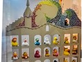 ¡Cua, cua, cua! Desde luego, en #Barcelona te puedes encontrar de todo, hasta una tienda exclusivamente de patitos de goma. Todos con la misma forma, pero con distintos colores, personalizables al gusto de cada uno.  Y allí estaban, encaramados en el escaparate a las ventanas de la @casabatllo, cada uno con su toque personalizado. Esto si que es toda una "patada" de originalidad. . . . . . #pato #patodegoma #rubberduck #tienda #escaparate #barriogotico #patito #igersbarcelona #igersbcn #gaudi #casabatllo #souvenir #igerscatalonia #bcnmoltmes #bcn