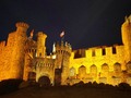 En la noche de #SanJuan también se celebra en #Ponferrada la noche templaria. En el interior de este castillo se están ordenando a los nuevos caballeros, y después se reúnen para disfrutar de una opipara cena medieval. Nosotros nos hemos quedado afuera, refrescando nuestros gaznates en una terraza. Mañana nos espera una jornada muy completita. Seguiremos informando. . . . . #templarios #temple #caballeros #igersbierzo #addicted_to_castillayleon #turismoponferrada #igerscyl #cyltb #castillo