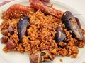 Paella de marisco. Si, ya sé que no es la auténtica valenciana, pero los amigos que nos la zampamos tampoco éramos valencianos. En todo caso estaba riquísima, y nos sirvió como punto de partida para empezar este cálido verano. Porque alguna más caerá a lo largo de este #verano2023. . . . . . #paella #verano #mediterráneo #mediterráneamente #chiringuito #igersbarcelona #igerscatalonia #bcnmoltmes #garraf