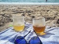 Ya está aquí el tradicional posado cervecero del verano. Esta vez no hay chiringuito #chillout en #Garraf, ya que @arubagurugu cerró en el verano 2021, y no ha sido debidamente sustituido. Pero con la ayuda de nuestra nevera portátil nos las arreglamos para disfrutar las cervecitas en vaso helado, justo al borde del mar #mediterráneo. ¡Viva el verano! ¡Y que vivan los chiringuitos! . . . . . #miscervezasporahi #mediterráneamente #playadelgarraf #playadelascasetas #lascasetasdegarraf #playa #verano #verano2022 #garrafturisme #bcnmoltmes #igerscatalonia #igersbarcelona #addicted_to_catalonia