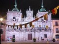 En la noche de #SanJuan, nos dimos un paseo por el centro histórico de #Ponferrada. El @aytoponferrada luce así de misterioso en esta mágica noche, engalanado con motivos medievales y templarios. El edificio actual se construyó, casi en su totalidad, entre 1692 y 1705, según proyecto de Pedro de Arén. En su construcción trabajaron los maestros de cantería Domingo del Campo, Juan Vierna, Diego López, Santiago Gamallo, Lucas González de Pinas, Domingo García y Juan Centeno. Presenta una estructura central flanqueada por dos torres, que se rematan en una esbelta aguja al estilo Austria. Corona la estructura central, entre las dos torres, un solemne hastial donde se ha grabado el blasón con los símbolos imperiales. ¿A qué está bonito? Pues hay que ir allí a conocerlo y disfrutar del Bierzo. . . . . . #igersbierzo #bierzo #addicted_to_castillayleon #leonesp #castillayleon #cyltb #cylesvida #paisajes24 #ayuntamiento #elbierzo