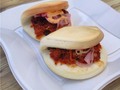 Uno de los atractivos de la #SemanaGrande de #Santander es la #FeriaDeDia. Diferentes bares y restaurantes de la ciudad ofrecen sus productos en las casetas ubicadas en la calle, al precio de 4€ (pincho + bebida).  Mi favorita suele ser la de la Escuela de #LasCarolinas de @hosteleriadecantabria_. Una de sus mejores tapas es el Pan Bao con cochinita pibil, cebolla morada y queso cheddar. No es que esté buena, está buenísima. Hasta mis amigos mexicanos lo confirman. . . . . . #semanagrandesantander #gastronomia #tapas #igerscantabria #addicted_to_cantabria #mexico #texmex #fiestas #tapeo #verano #verano2023