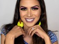Todos los días me levanto con una razón nueva para luchar por mis sueños, es increíble que en medio de esta adversidad y tormenta, sea el momento que más activa y productiva me he sentido en mucho tiempo (apartando cuando me voy de gira con mis makeup parties que es bastante agotador jeje). . Muchas veces nuestra mente nos juega de mala manera, nos dice que NO a todo sin ni siquiera escuchar o indagar de que se trata. Pero me perdonan yo amo los SI, no soy una persona negativa para nada, al contrario a veces me paso de soñadora, mi hermano y mamá siempre me lo decían cuando pequeña "que soy demasiado soñadora" 🙈 pero es que sí, es tan tan cierto que esos sueños que me he trazado desde pequeña casi todos por no decir todos los he alcanzado, he ido por todo lo que me he trazado en la vida, por TODO. Que a veces unos tardan más que otros? Si claro, pero si hay algo en lo que me considero fuerte y que es una de mis grandes virtudes es la perseverancia y la pasión que le pongo a todo lo que me propongo. No soy de las personas que acepta algo por aceptar o por ver el vaso medio lleno, yo si voy a hacer algo o lo hago bien y entrego el todo por el todo o no lo hago y en ese momento NO ME IMPORTA lo que opinen los demás, si me criticas, si me juzgas es un NEXT para mi, eso no me detiene al contrario me da más fuerza para seguir. . Porque te cuento todo esto?, porque seguramente tu estas en este momento preguntándote que hacer? no sabes ni por dónde empezar, y a ti te digo LUCHA, PREPARATE no te pares por nada y por muchos NO que te encuentres en el camino cuando logres un SI todo habrá valido la pena. Por eso hoy q no puedo hacer una de mis tantas pasiones que es El Maquillaje, q nos tocó vivir este duro momento, yo le dije que SI a una nueva oportunidad de generar ingresos desde casa y les juro chicas que es MARAVILLOSA, que lo que estoy logrando no me lo puedo ni creer, que Dios me dijo toma agarra este camino y aquí estoy brindandote también a ti la oportunidad de que cambies tu vida. Ustedes las que me siguen desde siempre saben que jamás haría algo que las pudiera perjudicar, al contrario las leo, les respondo y las respeto. Ve a mis historias 😍 y mandame un DM