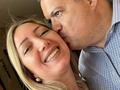 Felizzzz Aniversario mi amor bonito, mi amor lindo, mi corazoncito bello, los años pasan, mas de 25 ya, y yo te amo mas cada dia, a Dios gracias siempre doy y daré por tu vida, por mantenernos juntos y darnos las mayores bendiciones, por el respeto, el valor, la unidad, la compañía, el cuidado y el amor que nos tenemos y que se hace mas fuerte con los años, no siempre cumplir años de casados es sinónimo de felicidad, hay personas que pasan toda su vida con alguien y no necesariamente se siguen manteniendo enamorados, como dicen, la costumbre es mas fuerte que el amor… pero definitivamente que a pesar de los años, crezca mas y mas el amor, y que sigas disfrutando tanto estar al lado de esa persona, que se sigan escribiendo msj bonitos por privado (no todo se publica 🙄), que se extrañen aun en el dia, que mientras estes en tus actividades, quieras saber como esta esa persona y como le esta yendo en su dia, que se sienten juntos a soñar, a ponerse de acuerdo en todo, que construyan y empujen juntos hacia una misma visión, que siempre se conversen los inconvenientes, que siempre este el abrazo, el perdón, el Te Amo de corazón, todos los dias… yo creo que es algo que solo se puede lograr en Dios, teniéndolo a El como centro y como el primer lugar, por eso a El sea la Gloria siempre… te amo amor mio de mi vida, como dijiste la mitad de tu vida ya a tu lado, estoy agradecida de mi Dios por todos estos años junto a ti… Felizzzz Aniversario corazoncito lindo.!! 🥰❤️🥰🥰🙏🏻👏🏻🙌🏻