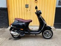 Vespa VXL luego de un detallado trabajo de Latonería y Pintura completa, la pasamos de negro mate liso a negro brillante perlado, tapizado vinotinto, como nueva después de pasar por nuestras manos!! En las últimas fotos sale como llegó #vesparestoration #vespacolombia #vespavxl #vespavxl150cc #vespa #vespabogota #lolanamotos #lolanastyle #vespapaint #vespavxl150 #tallervespabogota #tallervespa