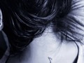 📝Bi del navegante. ✍️ La foto y estas letras que la acompañan son expresión de una parte de lo que llevo dentro, no es la presunción de un tatuaje, ni nada parecido (de hecho es antiguo) ... a mi me gusta retratar lo que es la vida, muchas veces lo hago desde letras, ellas me ayudan a destilar ciertas situaciones y otras veces a través de un lente, y parte de ver la vida desnuda sin pretensiones o apariencias, son esos momentos en los que el lente no enfoca, o el lapicero no encuentra como correr su tinta, esos instantes dónde siento que no quiero nada, en los que hay un gran y pesado vacío, en los que hacer una selfie, buscar un atardecer, o escribir, ya no ayuda, en los cuales me encuentro de frente con el silencio y casi como si fuera una reacción a esa acción, allí grita más fuerte la mente, entonces existe una constante y es, que debo ir aprendiendo a tener un pensamiento a la vez, aún así no encuentro el freno de ese tren que no tiene tregua y me sorprende a cualquier hora, sin respetar si es de noche o no... tal vez alguien se identifique con lo que estoy escribiendo y aunque no puedo decirte aquí la mejor frase motivadora, te digo que cada sentimiento es único, y tengo la libertad de decir: es mío!! ❣️ Sí así es, nadie lo siente igual, hace parte de mí y así como ese tatuaje hace parte de lo que soy y de mi historia, esto también lo es, expresarlo hace parte de mi y de esto... no tengo la respuesta de cómo me sentiré más adelante, puede que ya le ponga nombre concreto a estos sentimientos que van más allá de la melancolía; pero aún sintiéndome como me siento, tengo fe, sí fe!! que cada vez más tomaré la zapata de freno de ese tren y la usaré para sentirme mejor, y mi certeza, que también debería ser tuya si estás leyendo esto, es que en este camino nunca estoy sola.  ✍️Lore T ✏️ Escritos... . . . #fotos #mujer #tatuajes #expresar #woman #lifequotes #reflexión #relatoscortos #womanwriter #ansiedad #letras #relatos #bi #bi #anxiety #depresion #saludmental #mujerqueescribe #tattoo #tattosfemininas #anxietyattack #womanstyle #realidad #noappearances #nofears #anxietyrelief #ansiedad #letrasquesanan #jesús #relief #anxietydepression