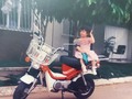 #tbt❤️️ Toy lista 🥰 ¿Ya nos vamos?... ➡️ Recuerdo con amor a la niña que fuí, sabiendo que hice lo mejor que pude con el conocimiento que tenía en ese momento; hoy esta mujer hace lo mejor que puede con el 💓. . Lore ✨ . . . . . . . #girlpower #mujerqueescribe #mujercita #niña #motorcycle #motogirl #mujeron #anxiety #familytime #cumaral #sabanetaantioquia