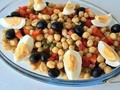 🥗Ensalada de garbanzos  🥚huevo 🌶️ Chile dulce rojo Garbanzos Aceitunas negras Alcaparras  🧂Sal, pimienta, aceite de oliva 😋🍽️