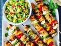 Aveces nos aburrimos de comer todos los días Arroz 🍚 o pasta 🍝 no encontramos otra forma diferente de almorzar   ✌🏻Opción de Almuerzo ; DIFERENTE, RICA Y SALUDABLE   Pinchos de Pollo y vegetales‼️ Los puedes acompañar con pollo, Carne, camarones 🍤 etc. y los vegetales de tu preferencia 🤗  En este caso llevan;  Chile Dulce 🫑Cebolla 🧅   Aderezo de aguacate 🥑 o guacamole 🥑   Muy saludable y bajo en calorías 🔥