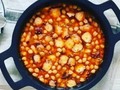 Garbanzos  Coloca los ajos a dorar, cuando estén dorados, añade el pimentón dulce, un poquito de agua y sigue mezclando. Reserva para continuar con la receta de garbanzos guisados.  En una cacerola y con el aceite que usaste para freír los ajos, sofríe la cebolla y los pimientos picados durante 10 minutos aproximadamente. Añade el tomate picado y mezcla.  Truco: puedes añadir otras verduras, como zanahoria, espinacas.  Añade agua, especies o condimentos naturales, la hoja de laurel y cuece durante 15 minutos a fuego lento. Pasado este tiempo, agrega los garbanzos escurridos y cocina todo junto 5 minutos más.  Los garbanzos pueden ser de lata o naturales como más te gusten.
