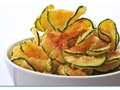 Opción merienda ♨️ 🥒CHIPS DE ZUKINI Sirve para 4 porciones  👩🏻‍🍳 INGREDIENTES:* • 1 Zukini • Sal y Condimentos al gusto • Aceite de oliva  ♨️PREPARACIÓN: • Primero, precalentar el horno a 225 °C y colocar papel de hornear en una bandeja o molde. Y rociar con aceite. • Lavar el zuquini y cortarlo en rodajas finas (del grosor de una moneda). • Esparcir las rebanadas en la bandeja, una al lado de la otra. • Añadir la sal para que sea absorbida por la verdura. • Ahora, condimentar al gusto. • Llevar al horno la bandeja y cocinar durante 40 minutos, hasta que los zukinis estén dorados. • Por último, retirar del horno y dejar que se enfríen antes de comer (para que tomen esa textura crujiente deberás esperar dos horas).   ¡ Provecho !🍴