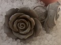 Que tal estos maxi anillos en forma de rosa!! Elaborados en concreto ecológico y pigmentado con tinturas vegetales!! Regala rosas concretas simplemente porque el amor... no se marchita! #rosa #flor #amorconcreto #concretering #concretejewelry #fulloflove @contenedoresfoodplace @mercadosdediseno