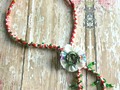 Creación de sábado! Collar flor en tela y cristales verdes! #handmadejewelry #joyeriahechaamano #artesana #artisan #hacedoradecolor