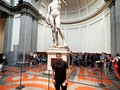 La escultura David fue realizada por el artista florentino Miguel Ángel Buonarroti entre 1501 y 1504, cuando el joven no llegaba a sus treinta años. El tema ya había sido tratado por escultores como Verrocchio, Ghiberti y Donatello, pero Miguel Ángel fue el primero en fijar su atención, no en el triunfo de David, sino en el instante previo.  Miguel Ángel concentraba su atención en el hombre y sus cualidades humanas, esas mismas virtudes que le permitirían encarar la amenaza de un gigante. No en balde, el David de Miguel Ángel se convirtió en un símbolo del Renacimiento italiano.