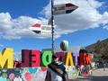 La Ciudad Mitad del Mundo es un complejo turístico y cultural propiedad de la prefectura de la provincia de Pichincha, hace referencia a los dos hemisferios, Norte y Sur, separados por la línea equinoccial, en dicha figura en la punta se puede observar una esfera de metal representando con ella al planeta tierra. 🌎