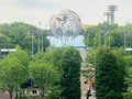 El Flushing Meadows Corona Park es el parque más grande de Queens, y el segundo más grande de Nueva York.  Fue diseñado por el famoso urbanista newyorkquino Robert Moses, como recinto de la Feria Mundial de 1939. En 1964 volvería a ser sede de otra feria mundial, cuyas estructuras aún visibles le dan su carácter al parque. . Seguro reconocerán las torres por haber sido convertidas en naves espaciales alienígenas en Men in Black (1997). #flushing #meninblack #newyork