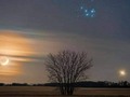 La luna, cúmulo de las pléyades y Venus vistos en una sola foto.