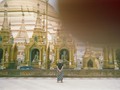 Hace 2 años estando en Bali me compré una cámara desechable la cual lleve a Myanmar y a Thailandia. La olvidé en CDMX y después de 3 años logre recuperarla y revelarla. Espero disfruten este rollo tanto como yo 🥰  Gracias: @mirandaojj por cuidarla 📸 @elfilmlab por revelarla Y al flaco por cagar la mejor foto con su dedo @santiago_blanco99