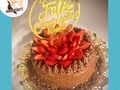 Amor al chocolate 🍫. .  Tarta (cake) de chocolate cubierto de ganache de chocolate y decorado con fresas 🍓.  .  .  #tortasdechocolate #cakechocolate #cake #torta #tarta #fresasconchocolate #fresas #pasteleria #madeincakes #madeincakesdecoraciones #cumpleaños #feliz