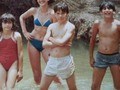 Yo soy la del vestido de baño celeste, Creo que es la única foto en la que se aprecia lo delgada que era de niña.  *  *  Pesaba 41 kilos, y tenía 14 años cuando viaje a la Gran Sabana por primera vez. A mediados de los 80’s.  *  *  Amo ésta foto, no sólo porque me trae bellos recuerdos con mi familia.  *  *  La amo porque se aprecia mi micro cintura y lo fitness que era.  *  *  #madeleinecasmopics  #madeleinecasmo (en Alajuelita, San Jose, Costa Rica)
