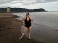 Así posa mi hijo Daniel cada vez que me va a enseñar algo grandioso o cuando le voy a tomar una foto.  *  *  Por eso salgo muerta de risa en la foto, acordándome de él.  *  *  #madeleinecasmo  #madeleinecasmopics (en Playa Jacó C.R.)