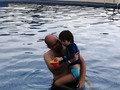 Jugando en la piscina con mi papá.  *  #creciendocondani  #síndromededown  #sindromededowncostarica  #inclusiónhoy (en Costa Rica)