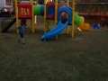 Daniel jugando con 2 vecinitos en el parque.  *  Es un chamo, muy sociable.  *  #creciendocondani  #síndromededown  #sindromededowncostarica  #inclusiónhoy (en Alajuelita, San Jose, Costa Rica)