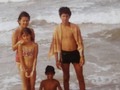 En la playa con mis padres y mis hermanos Luis y Dalny.  *  #madeleinecasmo  #madeleinecasmotips (en Costa Rica)