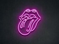 Éste logo lo usábamos mucho en las jackets de jeans, en los 80s, pertenece al grupo…  *  The rolling stones. (en Costa Rica)