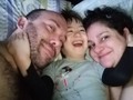 A Daniel le encanta abrazarnos en la cama, los 3 juntos, ése es su momento favorito antes de dormir.  *  #creciendocondani  #síndromededown  #CostaRica  #serdistintoesnormal (en Costa Rica)