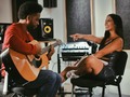 DESLIZA🙆🏻‍♀️ - vas a ver una niña de 15 años cantando con voz de ardillita “Respira” 🐿🥰🎶una canción de @alkilados y producida por @ronnywatts1, qué para ese tiempo era de sus favoritas en el mundo enterooo.  en la otra foto está la misma niña casi 7 años después, sentada en el estudio junto al mismo productor crack que había hecho esa canción que tanto le gustaba🥺 pero esta vez produciendo SUS propios sencillos. SÍ se puede, ¡échenle ganas! 😍