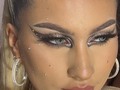 Jelouuu!!! Primera tanda de fotitos en expobelleza! Dia 4 💖🥹  Foto1: apreciemos mi makeup, no sabía que hacerme y resulte con uno de mis makeups favoritos que me he hecho en la vida 🥹💖 Foto 2: le dije a @julianamunozg que me tomara foto en la estrella porque puesss que detallazo tan espectacular que me hayan hecho una estrella en el piso del stand de expobelleza con mi nombreeeee!!! Graciaaasss @anik__makeup por tanto amor 🧡  Foto 3 y 4: m faltaba mi fotito en el stand de @montoccosmetictools qué estaba precioso! Y obvi con parte de mi combo @mortianamakeup y @sethmua claro que si 💖 . El outfit es de @sheinofficial  Los lentes después les doy el dato! Jajaja 🌝 o si van a mi tiktok allá te darán el dato