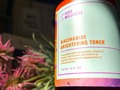 ✨MAGIA EN CONTRA DEL ACNÉ✨  Tenía tiempo que no hacia un post sobre esto, pero quería hablarles de lo mucho que me ha ayudado a mejorar mi piel estos productos en los que me asesoraron @guapas_skincare   @guapas_skincare es una tiendita que vende productos de skincare pero lo que más amé de ellos, es que además te asesoran sobre que quieres mejorar en tu piel y te recomiendan productos en base a eso. ¿Díganme si no es lo máximo? 😍❤️  Estos productos han sido 💥GAME CHANGER💥  -Niacinamide brightening toner de @goodmolecules : Yo a la niacinamide le tengo mas fe, que a el santo niño de atoche 😂 ustedes saben que llevo mucho tiempo usándolo y de verdad es lo máximo para ayudar a quitar las marquitas de acné. 100% recomendado  -Peeling solution de @deciem : Llevaba muchísimo tiempo queriendo probarlo. Es un peeling casero que ayuda muchísimo a la regeneración de la piel. Lo cual es IDEAL para ayudar a la piel a regenerarse y salir de las marquitas de acné muchísimo más rápido ❤️  -Succinic acid acne treatment de @theinkeylist : Esta cremita es especial para combatir el acne en su cúspide por asi decirlo. Si esa pepita viene, usted sencillamente se pone su crema todos los dias hasta que literal desaparezca. Asi evitamos tocarlas, que es una de las peores cosas que podemos hacer con el acné. Desde que uso esta cremita no me toco las pepitas y literal desaparecen mucho mas rápido sin dejar rastro de ninguna marca por largo tiempo. De verdad 😍   Espero que las que sufren de acné como yo, entiendan que es normal, que todos pasamos por eso y que eso no nos define, que somos hermosas como seamos. Si les gustó este post y quieren comprar estos productos, hablen con @guapas_skincare que de verdad SON LO MAXIMO!   Guarden el post para que puedan encontrar la reseña rápido ❤️