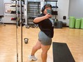 2022, el año que aprendí a amar mi cuerpo y hacer las paces con él. Para nadie es un secreto que he luchado con sobrepeso toda mi vida, a un lado a ello desórdenes alimenticios y dismorfia corporal. Esta lucha constante de querer comer sano, ser saludable y mantener este estilo de vida ha sido una pesadilla toda mi vida hasta el mes de julio de este año.  Siempre recibí críticas de como debía hacer o que debía comer si deseaba perder peso, créanme que hice de todo (hasta por mi mente pasó operarme) pero aprendí que cuando hay ganas, dedicación y mucha disciplina somos capaces de crear cosas maravillosas.  Estos cambios que ven acá no solo son físicos, también lo son internos. No soy la misma Maria del mes de enero, amo mi cuerpo tal cual como es, adoro en la manera que el trabaja para permitirme respirar, caminar, reírme, trabajar y disfrutar de la vida. ¿Y la comida? La comida no es mi enemiga, la comida es energía que mi cuerpo necesita para poder sobrevivir, gustos siempre me seguiré dando, sabiendo que con moderación existe un balance, que el hecho de prohibirme algo me hace mal y que mi progreso quizá no es el más rápido, pero tengo por seguro que si es un cambio permanente en mi vida.  Cierro este 2022 con 24 libras menos, y muchísimo aprendizaje. Esto no hubiese sido posible sin @comienzoellunes que las gracias se quedan cortas, por enseñarme tanto y ser la mejor coach. Y obviamente a mi Nati @psicobehave por siempre estar allí y ayudarme a trabajar mi yo interior.  🫶🏻