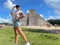 Un #TBT Maya 🇲🇽 ¿Ya vieron la ultima foto? 💋👨🏾‍🦲…  . . . Omitan el beso al viejito 😂😂😂  #mexico #chichenitza #vacations #maravilladelmundo #yucatan