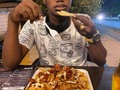 Ahora que terminemos de comer, ¿Usted me puede dejar donde mi novio? Gracias.