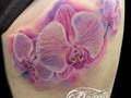 Flores de colores realizadas por Pareja en ManshaInk. En el WhatsApp 3147679442 vas a poder asesorarte, cotizar y agendar o ven, nos conocemos y nos cuentas que imaginas tatuarte en la piel.