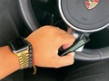 Sé pa’ donde voy, esto no e’ por velocidad Hay mucho’ que van a 500, pero la vaina no e’ pa’ allá Cojo consejo’ hasta de un crackero El mensaje no tiene na’ que ve’ con el mensajero Inteligencia callejera y página’ a la izquierda Sabe’ algo y aplicarlo no e’ la misma mierda