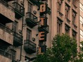 ⚠️🚫Un hotel clausurado hace quien sabe cuantos años y en su entrada totalmente sellada, personas que duermen a la intemperie . 🚷Claramente la solución no es sencilla, pero en este caso la ironía está a la orden del día... . Me gustaría saber que piensas de esto y que harías para cambiarlo 😌 . Me apoyas compartiendo en tu historia 😇