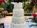 Wedding Cake... Cake de Boda con detalles.en Dorado y Blanco Perla... hermoso para este calido verano.  #cakedeboda #weddingcake #whiteandgoldcake #cakedesign #cakeartist #cakeartistry #cakesartesanales #cakespanama #fondantdecor #fondantcake #fondantcakeart #fondantcakedesign #summerweddingcake #fondantdecor #fondantblanco #fondantpanama