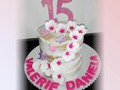Hoy Valerie Daniela celebró sus 15 años, cumpliendo con el plan #quedateencasa  #nakedcake #nakedcakeflores #nakedcakeflowers #15años #buttercream #floresdepastillaje #cakeartesanal #cakeart #cakespanama #cakespty #cakesartist