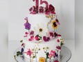 Los 15 años de la hermosa Isabella.. fueron celebrado, con este delicado cake decorado con flores comestibles...  @hidroponicosdeboquete gracias por su colaboración,   @rbmv21 @rosalinavega24 @ramfer1521 @mafeer1514 gracias una vez más por hacernos participes de sus celebraciones...