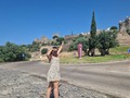 Homenaje a los cantates de alentejanos y la laguna artificial más grande de Europa.#praiafluvialmonsaraz . . . .  Monumento a los cantantes alentejanos.   El cante alentejano forma parte de las tradiciones más fuertes de la región, junto con la gastronomía alentejana y el vino alentejano . ¡Y qué tradiciones tenemos aquí!  El canto se escucha y penetra. Nos sentimos un poco alentejanos cuando las potentes voces de los grupos entran en nuestra alma. Es parte de la identidad de la región porque es algo único, no solo en Portugal sino en todo el mundo. Por ello, fue considerado Patrimonio Cultural Inmaterial de la Humanidad por la UNESCO. . . . .  Praia fluvial de Monsaraz  Integrada en el Centro Náutico de Monsaraz, en pleno embalse del Alqueva, la playa fluvial de Monsaraz goza de una excelente infraestructura que ofrece a sus visitantes todo el apoyo que puedan necesitar. Esta playa tiene, además de zonas verdes y un arenal, merendero y parque infantil, una piscina flotante con zona de baños para niños y adultos, y ofrece la posibilidad de practicar varios deportes náu.  En 2017, la playa fluvial de Monsaraz recibió la distinción de playa más accesible, lo que demuestra que realmente es una playa para todos, que ofrece las condiciones adecuadas para que las personas con movilidad reducida también puedan disfrutar plenamente de todos los espacios.