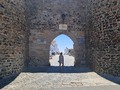 Castillo de Monsaraz.  El Castillo de Monsaraz, en el Alentejo, está situado en la freguesia de Monsaraz, municipio de Reguengos de Monsaraz, distrito de Évora, Portugal. Cerca del río Guadiana y del moderno espejo de agua de la presa de Alqueva, se eleva en la colina de Monsaraz, dominando la ciudad medieval y la frontera con España. . . . Construcción: Siglo XII