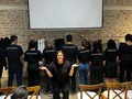 No idealices las Wonder Woman que ves en redes sociales… voy a mostrarles lo que aveces en redes no se ve… Para responderles una pregunta que se repite demasiado en mi perfil: ¿cómo haces para desarrollar y cumplir tantos roles a la vez SOLA?… les pongo esta foto 👇🏼  PUEDES CON TODO PERO NO CON TODO A LA VEZ!!!   Y si quieres ser el mejor, deber armarte de los mejores 🤞🏽♥️ (pues en mi caso sola no podría ni a bate!!!)   Esto es un recordatorio para quienes son o quieren ser; líderes, jefes, o gerentes, de que un equipo siempre independientemente sean empleados o voluntarios o socios, todos en una organización debemos ser movidos por un mismo propósito: el SERVICIO 🔥   Incluso tú, sirves a las personas que prestan algún servicio para ti, sirves con tu ejemplo, sirves con tu amor, sirves con tu firmeza, con tu AGRADECIMIENTO.   Este post es solo para decir: GRACIAS EQUIPO! ❤️🤞🏽   Ustedes son el ejemplo que cuando juntos trabajamos con pasión y servicio las cosas se transforman mas que un trabajo en un Familia, y que ser parte de una organización no es un pecado si todo se hace CON AMOR!   Los quiero con mi corazón.  Y a quienes sueñan con tener manos, ojos, orejas, bocas extras pídanle a señor tener un equipo maravilloso, y ese equipo siempre eserá el reflejo de lo que tu eres. 🔥💡