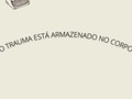 Frase pesada, difícil, por isso escolhi escrevê-la no início da semana para ser menos pior do que colocar próximo ao final de semana. Traumas são marcas, machucados, geralmente negativos.   Aqui, falo de traumas emocionais, mais do que os físicos. Achei essa frase bem certeira para descrever, porque eles estão ali armazenados que nem um chip é armazenado no celular, é uma mera e singela comparação da profundidade dessas marcas.   O trauma pode acontecer por uma perda, por uma situação específica na sua história.Seguir com traumas é desafiador, é todo dia fazer um esforço para que ele não tome conta do nosso presente, é todo dia trabalhar, seja através de uma sessão de análise, seja por meio de uma atividade física que te ajude a passar por isso.  O trauma fica, mas, a gente também fica. E é importante analisar os porquês dos nossos sentimentos atuais que vieram com esses traumas para que tentemos seguir mais leves.  O tempo é relativo por aqui, cada um tem um porque depende da proporção desse trauma na sua vida e a pior coisa é a gente se cobrar ou estipular um tempo.   Mas, entender que isso é uma marca, uma ferida e que talvez consigamos seguir a vida com essa marca é mais do que necessário.   Os traumas fazem parte de nós, mas, nós não somos os nossos traumas.