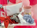 ✖️• Concurso Flash «Mamá»🌸✨ •✖️  En alianza @marialespinoza @espaciocrafter ✨  Contiene: • (4) scrunchies • (1) bolso de mano • (1) Taza rotulada «Mamá»  Bases del concurso: • Dar “me gusta” al post. • Menciona a una mamá en los comentarios. • Seguir ambas cuentas.  El concurso cierra a las 6:00pm y deben retirar en el Hotel Mirasol.