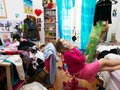 El significado del desorden.  ¿Sabías que el acumulamiento de cosas en el hogar y el desorden están relacionados a diferentes clases de miedos?  Como miedo al cambio, miedo a ser olvidado o a olvidar, miedo a la carencia y simbolizan además confusión, falta de enfoque, caos, inestabilidad y puede significar incertidumbre acerca de tus metas, tu identidad o lo que quieres de la vida. Además, el lugar de la casa en el que el desorden o el acumulamiento se encuentran refleja que área es problemática en tu vida.   Por ejemplo, se dice que el clóset, o vestidor, refleja cómo te encuentras emocionalmente y que una vez lo organices tus conflictos internos se calmarán, o que una sobrecama desteñida significa que tu vida amorosa ha perdido brillo también.  ¿Has conservado objetos rotos o dañados por largo tiempo pensando en repararlos algún día? Simbolizan promesas y sueños rotos y si se trata de electrodomés, electrónicos muebles o vajilla y los tienes, por ejemplo, en la cocina o baño significan problemas de salud y riqueza.  Si el desorden lo tienes en tu cuarto significa que eres una persona que deja las cosas inconclusas y que tienes dificultad para tener una pareja o trabajo estable.  Los cuartos de niños normalmente están desordenados porque aún no han pasado por el proceso de saber qué quieren en la vida, pero hay estudios que muestran que los niños que mantienen sus cuartos organizados tienden a ser mejores en la escuela.